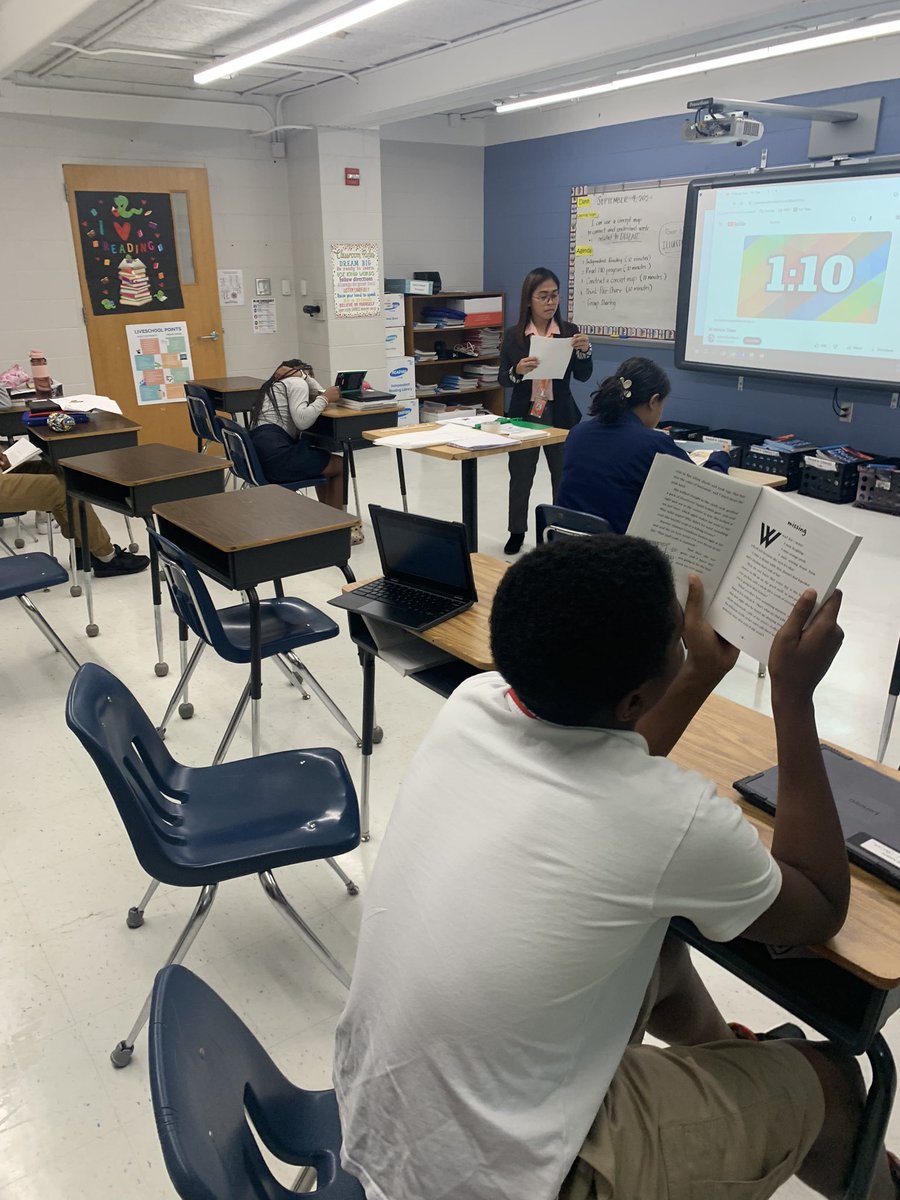 MrsEAedInnovate's tweet image. The week in review…students in Mrs. Berns’ classroom were engaged in reading independently when I went to visit. #Read180 builds readers. #internationalteachers. @gcschools @HughesAcademySC