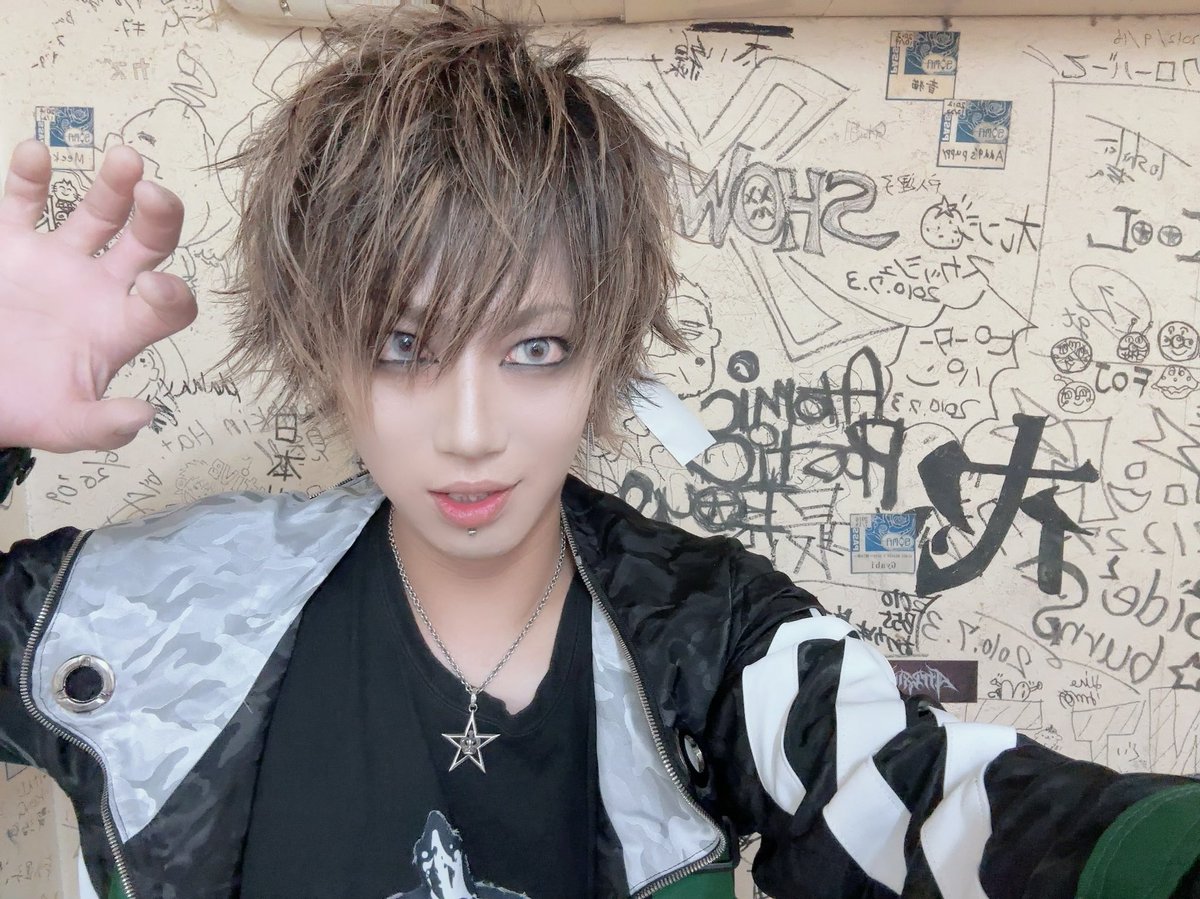 zon_azu's tweet photo. 昨日は久しぶりにZONでライブした！
声帯壊れるぐらい歌った！
ステージに立っても偉くなるわけじゃないけど、大勢の前に立つのは伝えたい事があるってこと🐶
メンバー お客さん スタッフホンマにありがとう！ https://t.co/Dq3XpOLExu