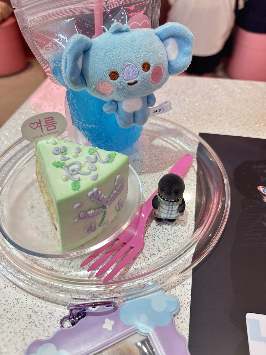 knj_091207's tweet photo. Cafe yolumさん来れた💜
無事に先着特典も貰えて嬉しい(*ˊᵕˋ*)
ビジュが良すぎる!!!
ケーキも可愛い〜💜
渡韓前日に推し活とか我ながら元気ꉂ🤣
#BTS #RM #RMDAY
#SpringAlwaysBeenHere
#RM_EPT https://t.co/mBjqOnMetV