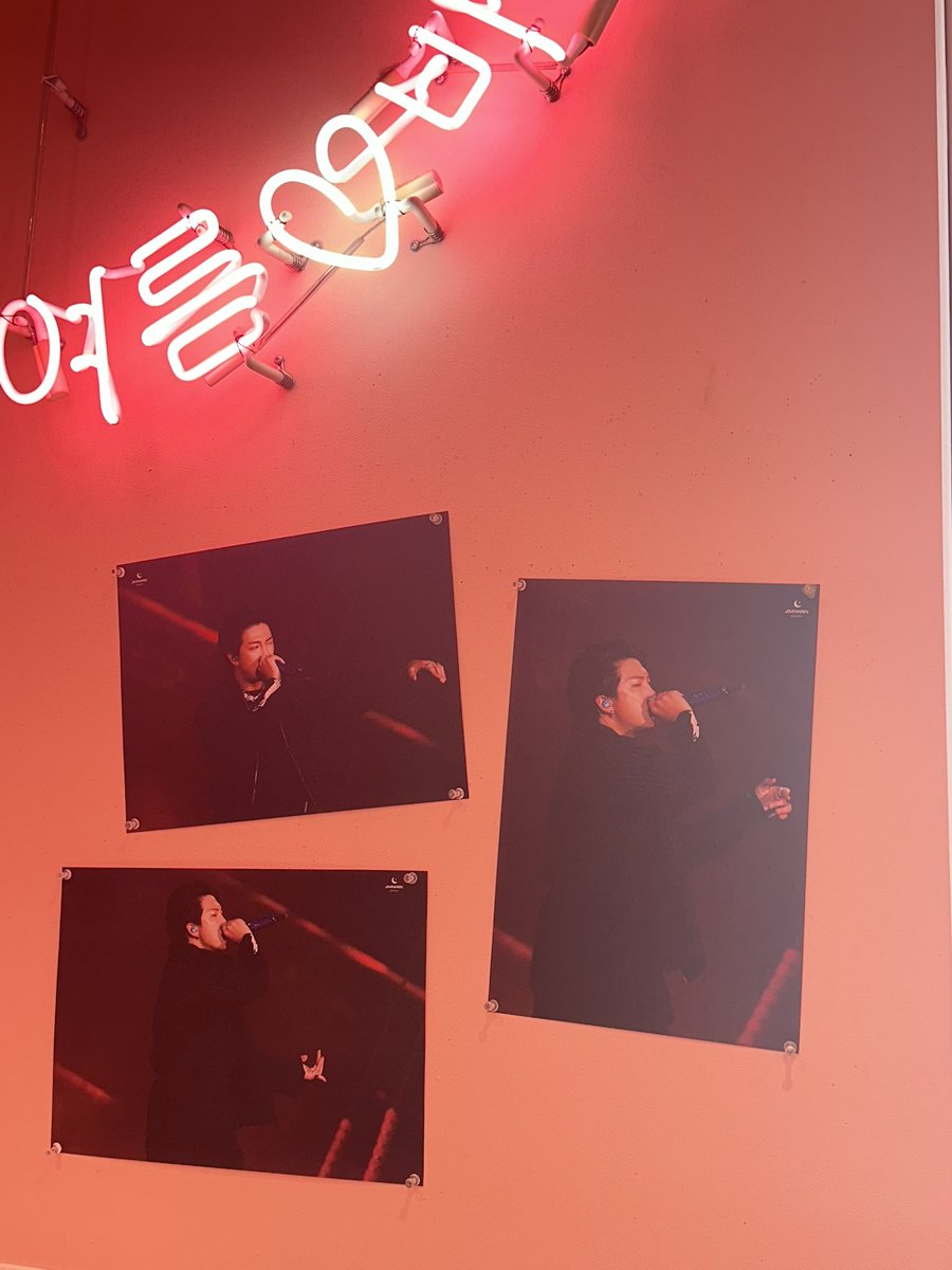 knj_091207's tweet photo. Cafe yolumさん来れた💜
無事に先着特典も貰えて嬉しい(*ˊᵕˋ*)
ビジュが良すぎる!!!
ケーキも可愛い〜💜
渡韓前日に推し活とか我ながら元気ꉂ🤣
#BTS #RM #RMDAY
#SpringAlwaysBeenHere
#RM_EPT https://t.co/mBjqOnMetV