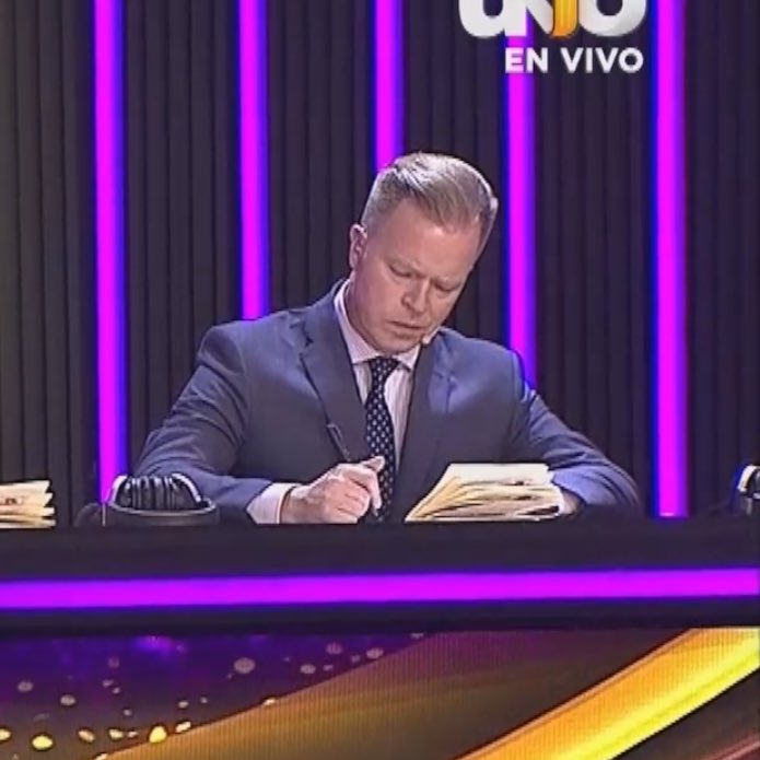 gavitoavisa's tweet photo. Qué estará anotando Gavito?

#LaAcademia https://t.co/DbmW2yrfbd