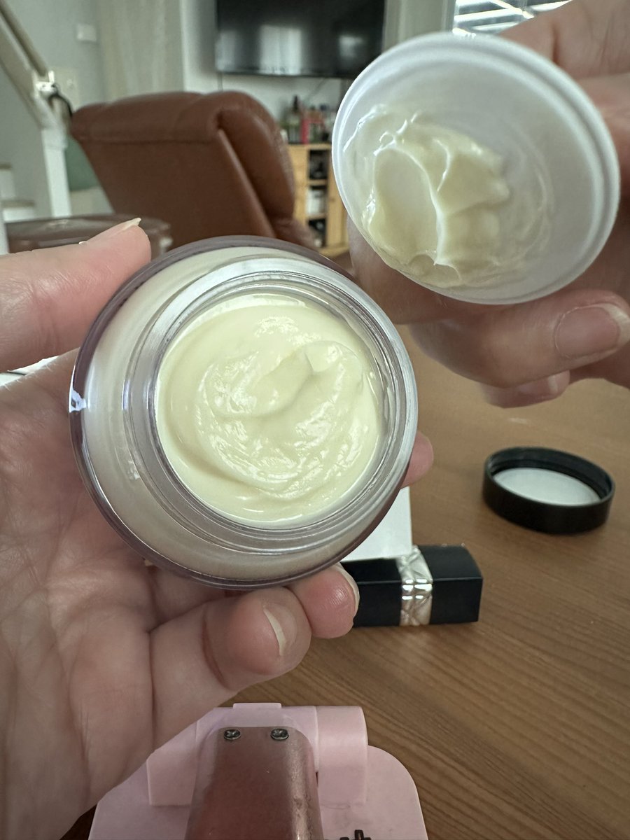 CrazyToReviews's tweet image. หมดไป 1 กป ละ #bobbiBrown 
เพราะดีจริง จึ้งจริง
ขนาดใหญ่คุ้มกว่าแน่ 
แพลนถ้า #FaceBase  กปนี้หมดจะจัด 100 ml มาตลอดละ เพราะใช้ประจำ

พิกัดผิวสวยจ๊ะ
ขนาดเล็ก ถ้าอยากลองก่อน
s.shopee.co.th/7UxTb3FdZL

ไซต์ใหญ่เลย ประทับใจแน่นนอน
s.shopee.co.th/8zmHNrM3GZ