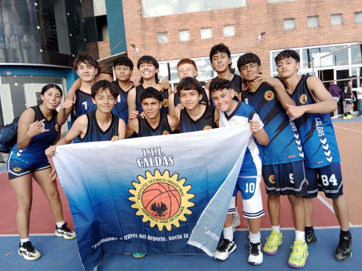 naticajava's tweet photo. @itifjdecaldas es el colmo que no apoyen a los alumnos. @IDRD @Educacionbogota podrían ayudar para que el colegio apoye a sus alumnos deportistas, por favor.  Toda una familia apoya a los chicos y el colegio... No nos quiere ni escuchar ni apoyar https://t.co/IweN5G7KL3