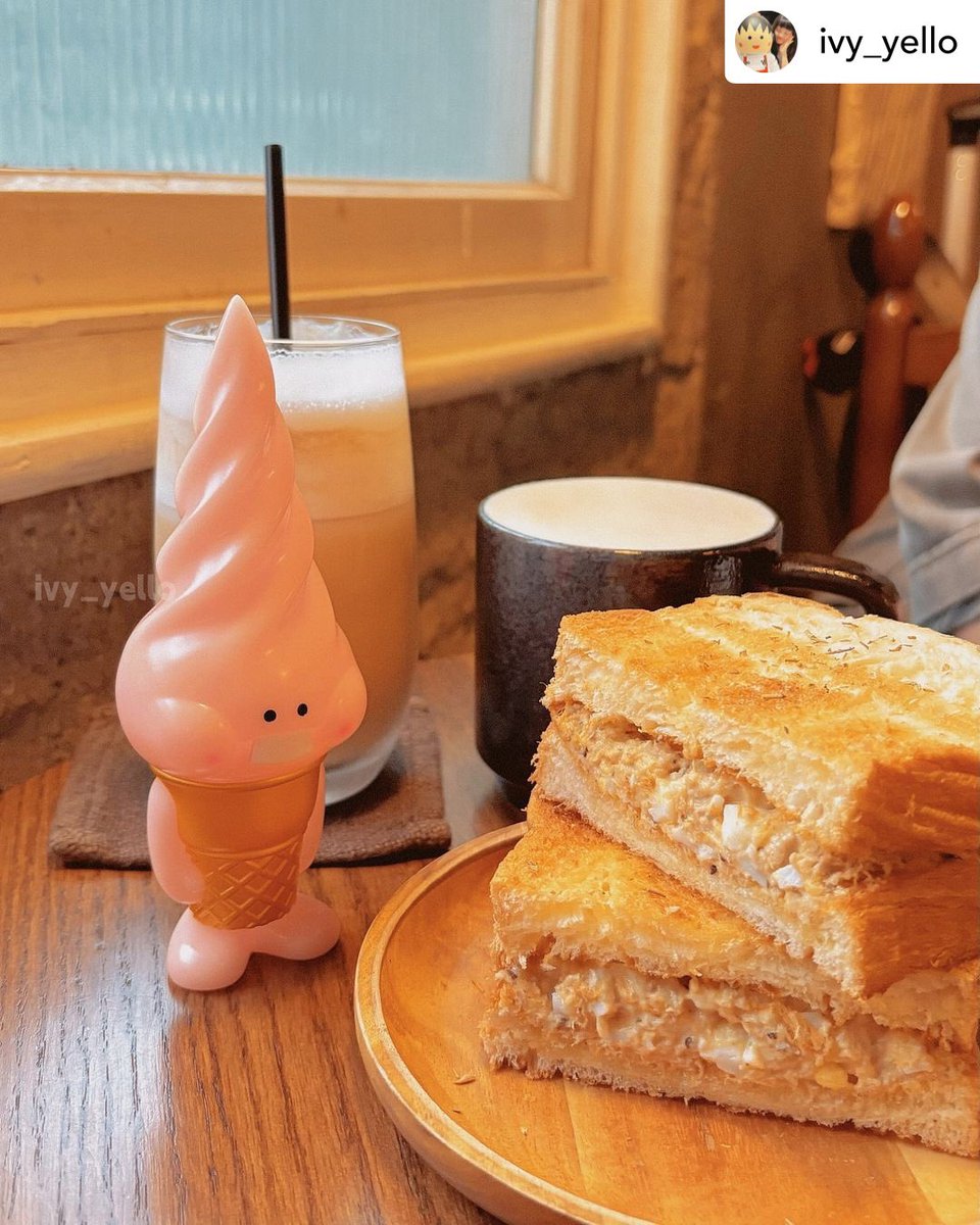 harikenjp's tweet photo. Arigato your collection🤟😸🍦🍀
#HARIKEN
#SOFTROLLs
#ソフトロール
#ソフビ
@ivy_yello 這次特別下台南就是為了參觀文博會(>﹏<)!!
🏠剛好在民宿隔壁發現了一間咖啡廳☕️
(發現有柴柴🐕)
小小一間咖啡廳卻給人放鬆的感覺☁️
選擇坐在復古窗邊的位置🪟
如果開在我家附近就好了⋯( ´ ▽ ` )ノ
▫️主角:Softrolls
▫️地點:Nothing but coffee(台南東區民族路)
♥️原味拿鐵(I)、鮮奶茶(H)☕️
(拿鐵、鮮奶茶奶泡好綿密好好喝!!)
♥️鮪魚蛋沙拉三明治🥪
(三明治超級酥脆 好好吃!!)
#玩具攝影 #玩具分享 #設計師玩具 #設計師公仔 #盲盒 #盲盒公仔 #盲盒開箱 #咖啡廳 #台南咖啡廳 #designtoys #toy #blindbox #designertoyar #unboxingtoys #sofubi #nothingbutcoffee #coffee #cafe #taiwan #tainan