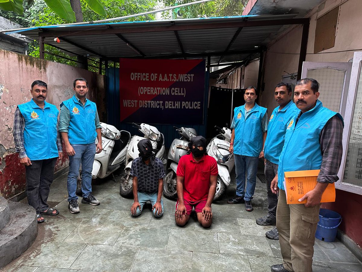 DCPWestDelhi's tweet photo. TWO ACTIVE AUTOLIFTERS ARRESTED BY THE TEAM OF AATS/WEST DISTRICT

👉🏻 Two accused persons namely Nikhil and Sumit arrested
👉🏻 Four stolen scooty recovered
👉🏻 Total four cases have been worked out https://t.co/OWkk12vxY7