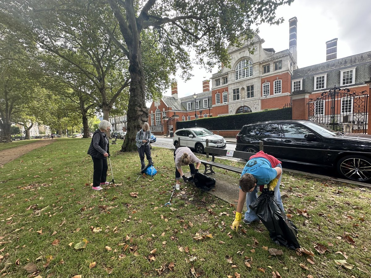 StalaAntoniades's tweet photo. September Sunday litter picking on Brook Green and sunflowers 🌻 on Blythe Road. Everyone welcome to join first Sunday every month. @FriendsofBrookG #litterpicking https://t.co/k8DAXFj5sg