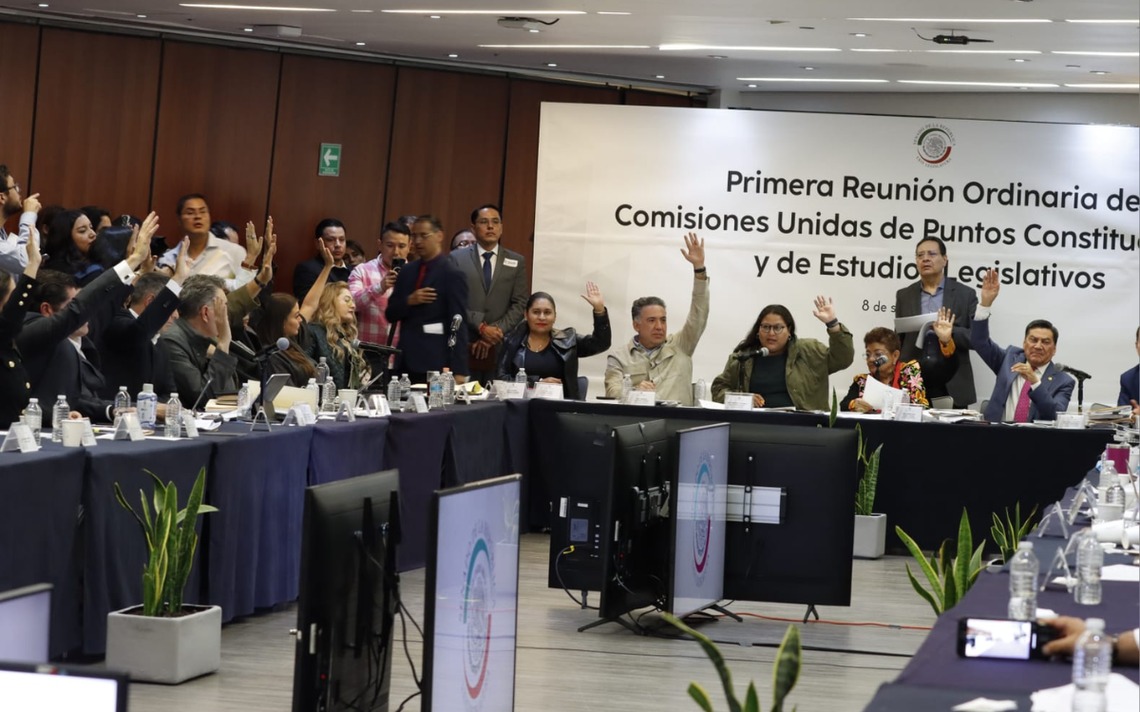 gamavisionmx's tweet photo. #ÚLTIMAHORA ⚖️👇

Las comisiones unidas de Puntos Constitucionales y Estudios Legislativos del Senado de la República, aprobaron en lo general la minuta de la reforma al Poder Judicial, este domingo, tras más de ocho horas de sesión.

Lo anterior se logró con 25 votos a favor de los partidos MORENA, Partido Verde Ecologista de México y PT; 12 en contra de los opositores PAN, PRI y Movimiento Ciudadano, y sin ninguna abstención.

#GamavisiónMX #Nacional #Senado