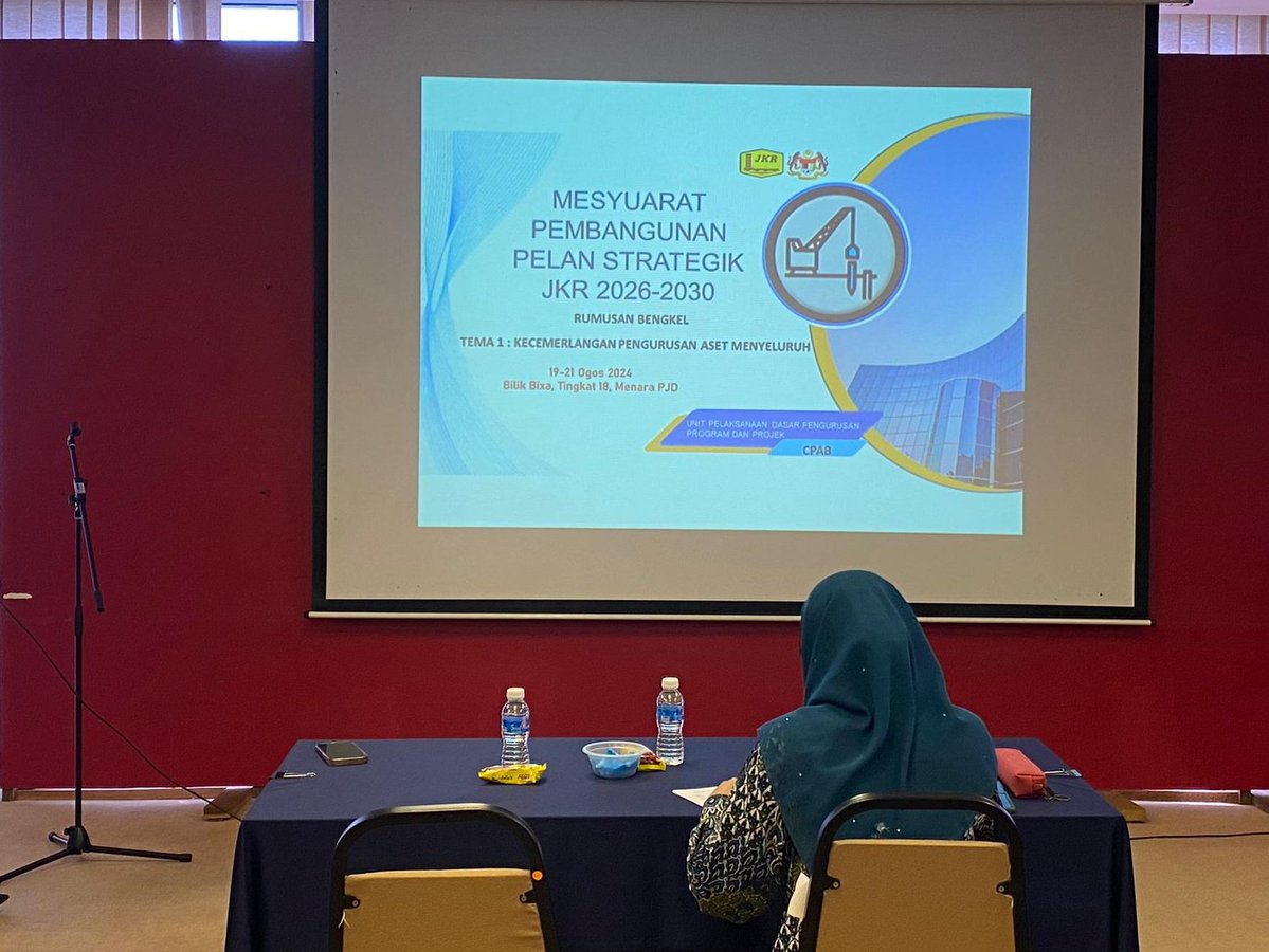 🗓️    19 - 21 Ogos 2024
📍 Bilik Bixa, Tingkat 18, Menara PJD
Mesyuarat Pembangunan Pelan Strategik JKR 2026 – 2030 Bagi Tema 1 : Kecemerlangan Pengurusan Aset  Menyeluruh yang dipengerusikan oleh  YBrs. Ir. Atikah binti Zakaria @ Ya yang menjalankan tugas Pengarah Kanan CPAB