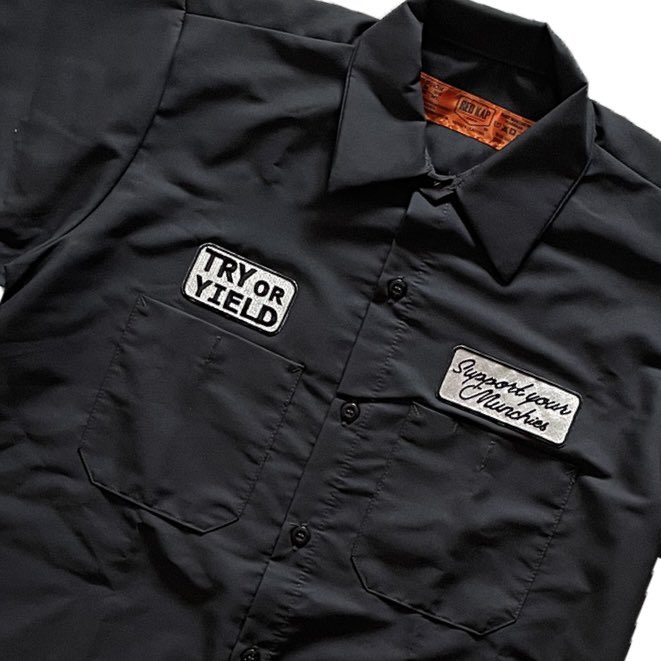 TORYBRAND048's tweet photo. ◆◆New Item◆◆
【COLLABORATION WORK SHIRT】
color:BLACK
TORY BRAND × POW WOW
ストリートブランドとストリートフード屋のコラボレーションワークシャツ
ワッペンで左右の胸に両者のコンセプトをレイアウト
背面にはブランドを象徴するダルマのアイコンをプリント
https://t.co/H9aCxXfhIF https://t.co/cv00Jq4Zc5