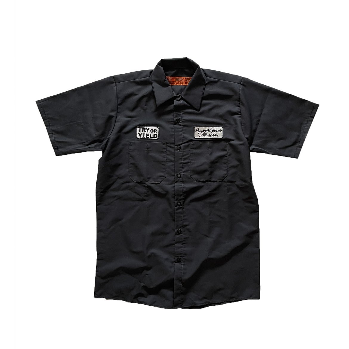 TORYBRAND048's tweet photo. ◆◆New Item◆◆
【COLLABORATION WORK SHIRT】
color:BLACK
TORY BRAND × POW WOW
ストリートブランドとストリートフード屋のコラボレーションワークシャツ
ワッペンで左右の胸に両者のコンセプトをレイアウト
背面にはブランドを象徴するダルマのアイコンをプリント
https://t.co/H9aCxXfhIF https://t.co/cv00Jq4Zc5