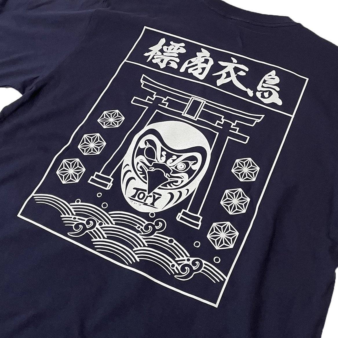 TORYBRAND048's tweet photo. ◆◆ New Item◆◆
【AMULET LOGO T-SHIRT】
color:NAVY
左胸にはTORYと刻まれた麻柄のお守りを施し
背中には御神影札をモチーフにしたデザインを大胆にセット
https://t.co/v1Z2XeACJY https://t.co/rN5OmF6626