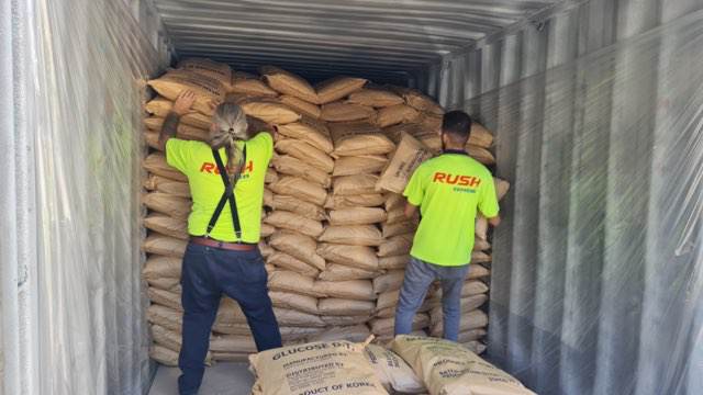 Rushexpres's tweet image. 💪 Monday grind! Kicking off the week by unloading a loose container – it’s all about getting the job done right. 📦 #RushExpress #ContainerServices #National #HappyMonday #Logistics