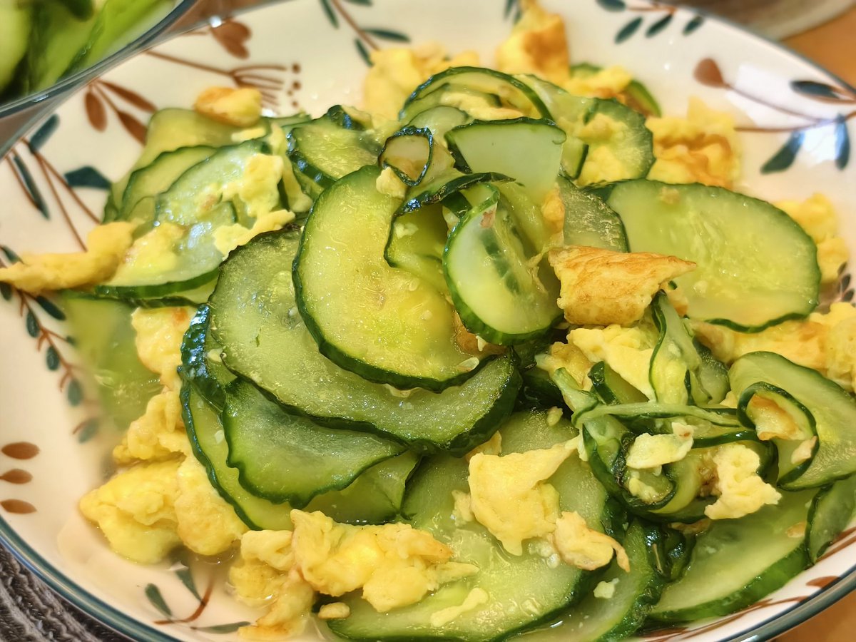 今日午餐：扣肉、炒时蔬、黄瓜炒鸡蛋
馋了许久的扣肉，不敢相信这一口下去我得多幸福🤤