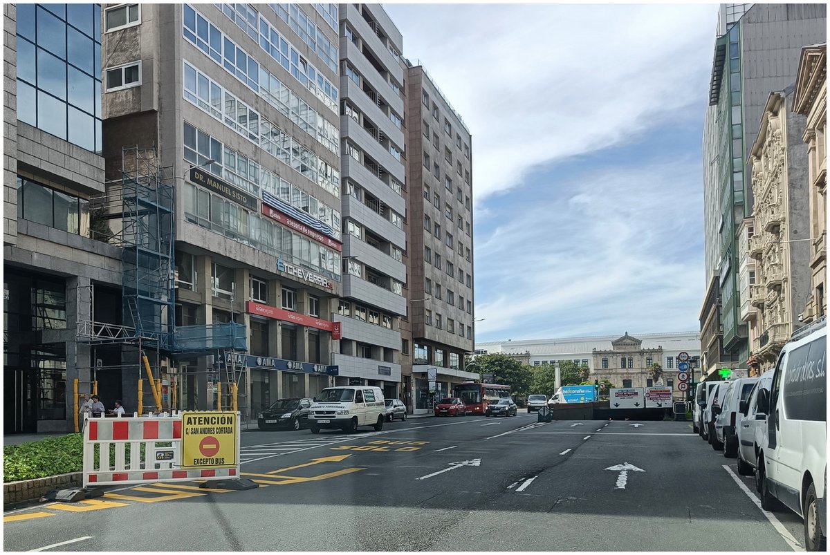 BlogBusurbano's tweet photo. @_Juan53 @UrbanDriverTC @UrbanosSantiago Eso que decís no tiene pizca de sentido... 😬 iCómo que alergia al #CarrilBus, cuando acabamos de estrenar un tramo EXCLUSIVO "#SoloBus", precisamente también para la #LinUDC? 🤪
(el #Ferrari360Modena de @Ferrari no tiene nada que ver en el lío, pero... che bellezza italiana! 🥸) https://t.co/cLMMDkbPgz