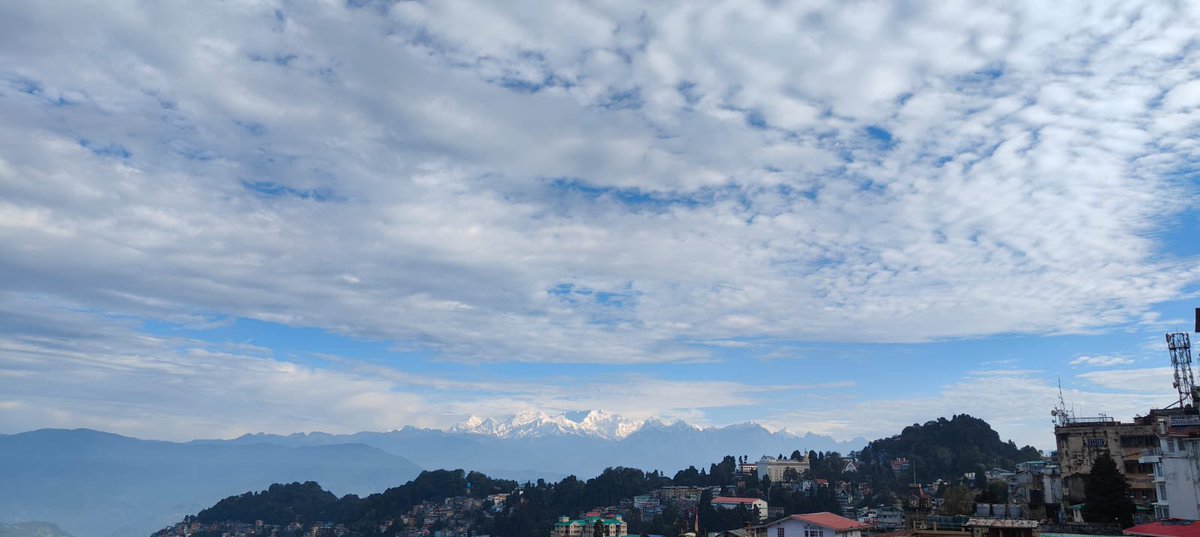 Neelsher's tweet image. Back then, it was just another day. Now, miles away from home, those everyday moments shine with a new kind of wonder. #HometownFeels #LookingBack
#missingthisview
#hillgirl #Darjeeling