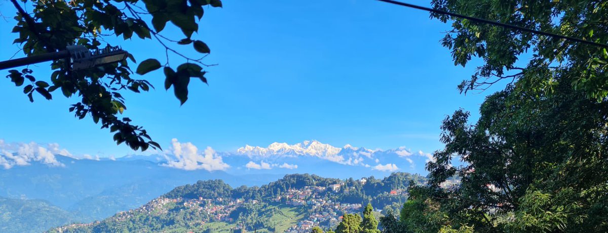 Neelsher's tweet image. Back then, it was just another day. Now, miles away from home, those everyday moments shine with a new kind of wonder. #HometownFeels #LookingBack
#missingthisview
#hillgirl #Darjeeling