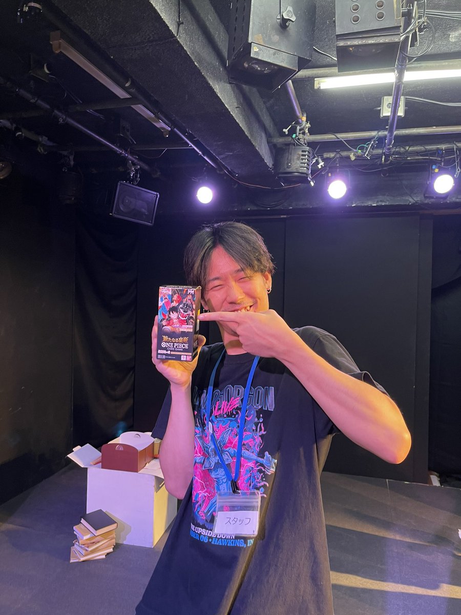bigskybigbigbig's tweet photo. うさぎ病にてお客様からBOXを頂けました！
やばすぎる！
ヤマダ電機に爆速で行って売り切れてたんですけど
まさかまさかすぎて！！
神様すぎ！
13日の金曜日ライブ配信で開封します！
#13日の金曜日
#新たなる皇帝
#開封
#シャンクスのコミパラを当てる
#楽しみすぎる https://t.co/n9odeTJoqR