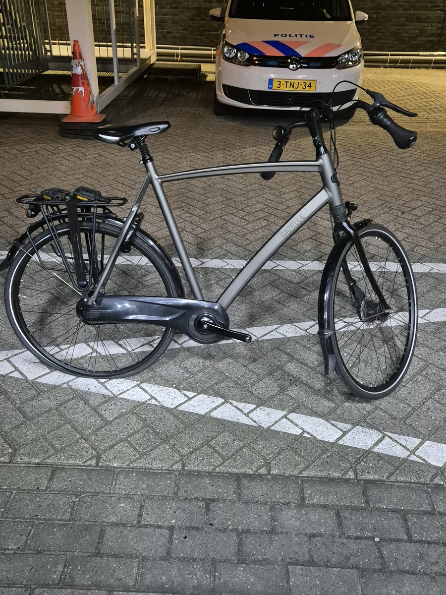 POL_Amersfoort's tweet photo. Vannacht is er een persoon aangehouden ter zake heling van fietsen. De fietsen zijn nog niet opgegeven als gestolen. Om deze reden zijn wij op zoek naar de eigenaren. Herkent u een van deze fietsen? Bel dan met 0900-8844 en benoem het zaaksnummer PL0900-2024285526. https://t.co/kJRj0QO0n4