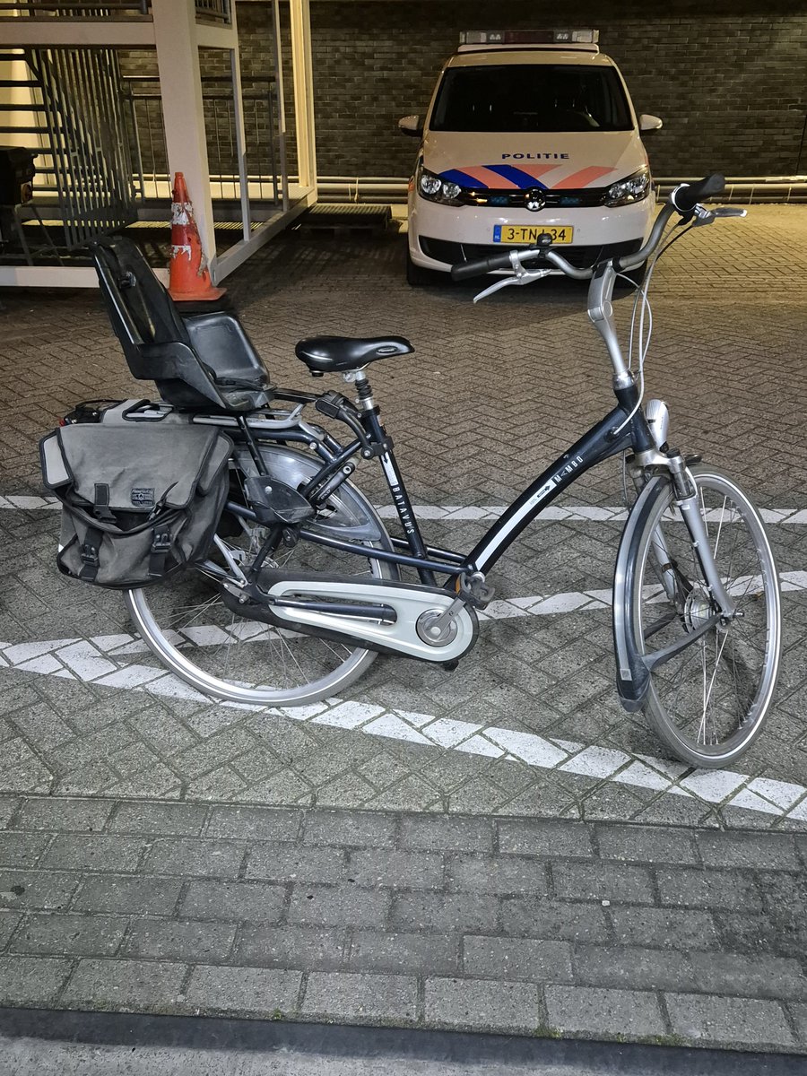 Vannacht is er een persoon aangehouden ter zake heling van fietsen. De fietsen zijn nog niet opgegeven als gestolen. Om deze reden zijn wij op zoek naar de eigenaren. Herkent u een van deze fietsen? Bel dan met 0900-8844 en benoem het zaaksnummer PL0900-2024285526.