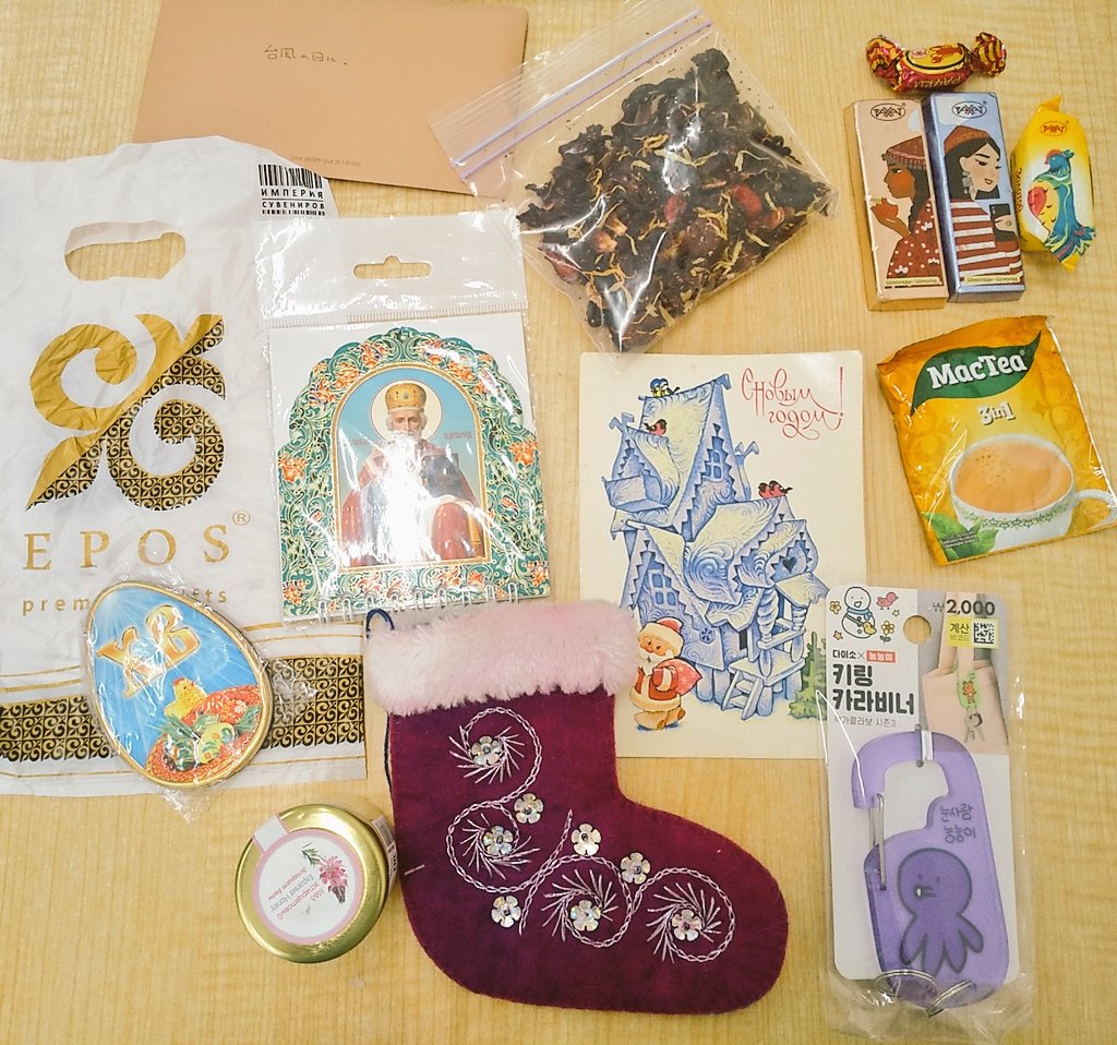 友人がくれたカザフスタンのお土産のトートバッグが可愛いすぎるし中にはカザフとキルギスのお土産をたくさん詰めてくれて宝箱みたいだし5800キロの距離を持ち帰ってきてくれたことに胸が熱くなる本当に嬉しい 