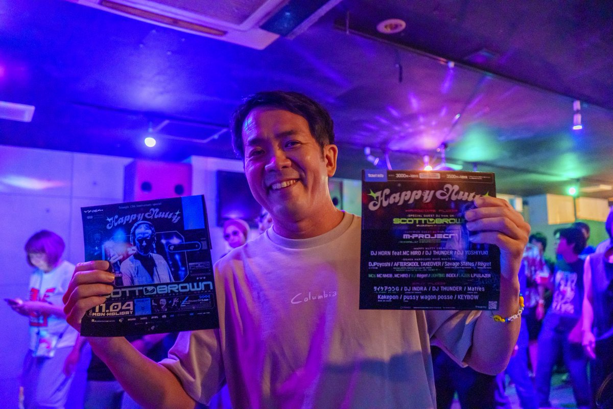 naosuke2629's tweet photo. さてそろそろ休憩もおわりなので、
ぽよしさん @DJ_Poyoshi の給水シーン
HORNさん@hornyhardcore の宣伝シーン
の2枚をあげて、戻ります！！

#RM0907 #ravetaisen
#レイヴ大戦 #BARフェーダー https://t.co/GfDm3bafcu