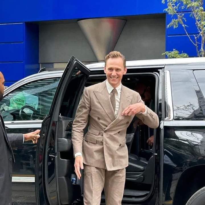 TomHidFansLATAM's tweet photo. Nuevo‼️
Más y más fotos de Tom en el #TIFF2024 🥰💖
#tomhiddleston #thelifeofchuck #twhiddleston #chuckkrantz #tiff2024 #hiddlesmile #tiff #ifitbleeds #torontofilmfestival https://t.co/W2OHLoaw9H
