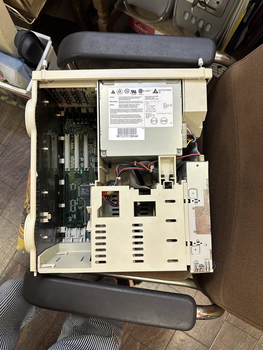 infinity5750's tweet photo. The Quadra 800 restoration is now complete. Floppy and CD Drive work fine. The hard drive uses #BlueSCSI. It took 3 days to #RetrObright the shell case, but the plastic did not turn as white as the paint on the outer steel of the case. But yea, Overall I am satisfied. https://t.co/TYKIlgl8e1