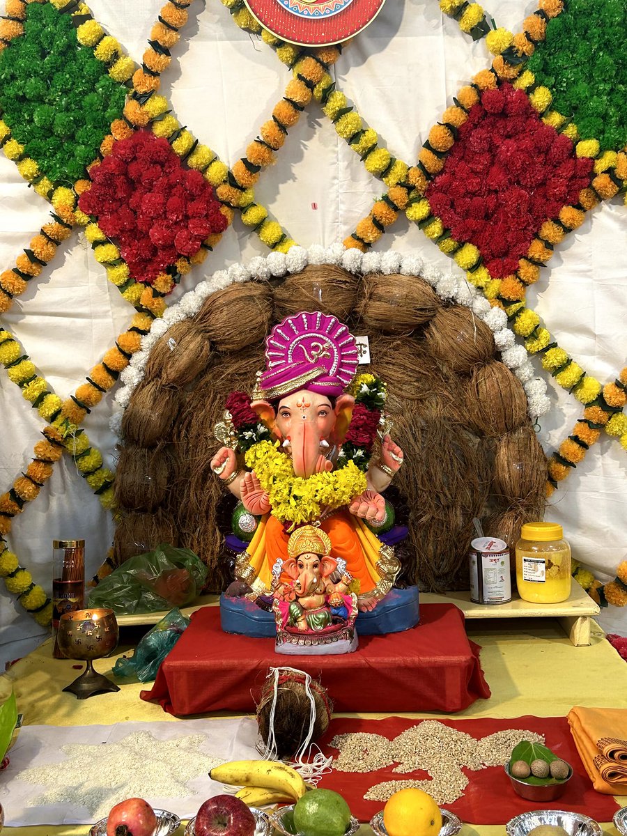 सकलकलाकलापकारकस्य विघ्नोत्पादकध्वंसविमानस्य सकलसंसारनाटकनायकस्य समस्तभावानुभावसंयोजकस्य कुशलकार्यकर्तृकस्य
सकलविद्यासिद्धिप्रदायकस्य शंभावस्योमामहेश्वरात्मजस्य महाविनायकस्य गणेश्वरमहागणपतेः प्राकट्योत्सवपर्वणि
(गणेशचतुर्थेः) समेभ्यः मंगलकामनाः।💐💐
*जे.एस.आयुर्वेद महाविद्यालयः,*