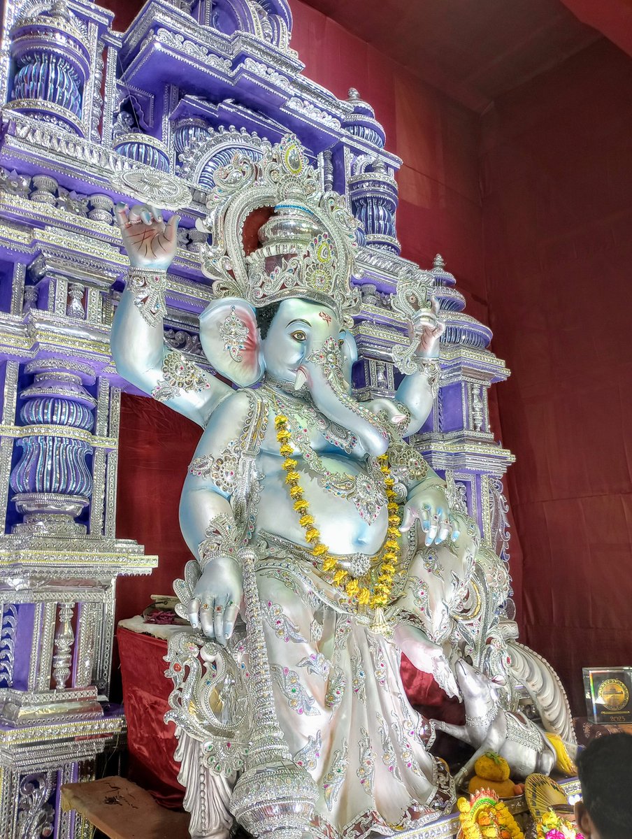 debjit_banerjee's tweet photo. Ganesh Chaturthi with family ❤️❤️❤️ https://t.co/joyzTJxW3O