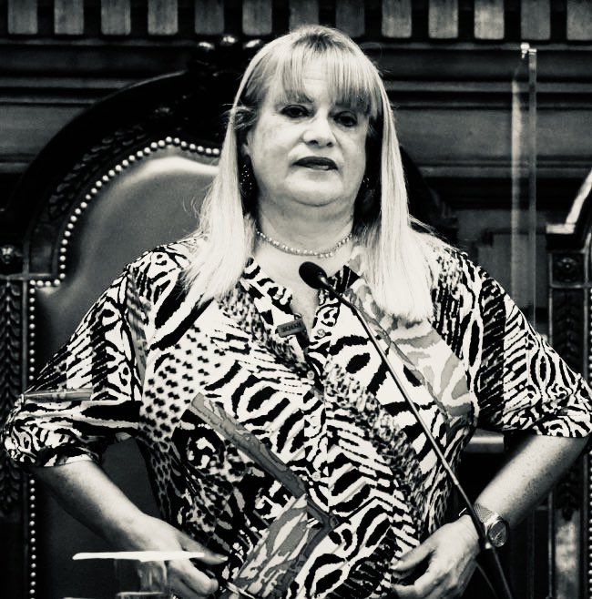 negromujica's tweet photo. @CNNChile @TEACUSO Independientemente de la AC, lo que hay que exigirle a Vivanco es su renuncia inmediata. Una corrupta de esa calaña, que ha provocado daños gravísimos con sus fallos a la carta no puede volver a pisar un tribunal y menos participar en un fallo. ¡#FUERAVIVANCO! ¡RT! https://t.co/lXchW53A2C