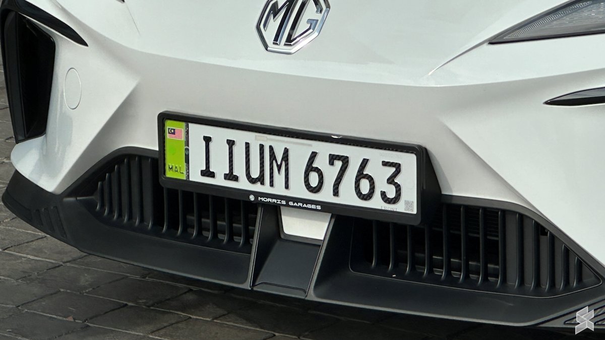 NewsBFM's tweet photo. All new zero-emission vehicles, including electric vehicles, will now be required to use the JPJ's new number plate.

The JPJePlate is mandatory only for new battery-powered and hydrogen fuel cell electric vehicles (excluding motorcycles) delivered from today.

📷: SoyaCincau

🧵1