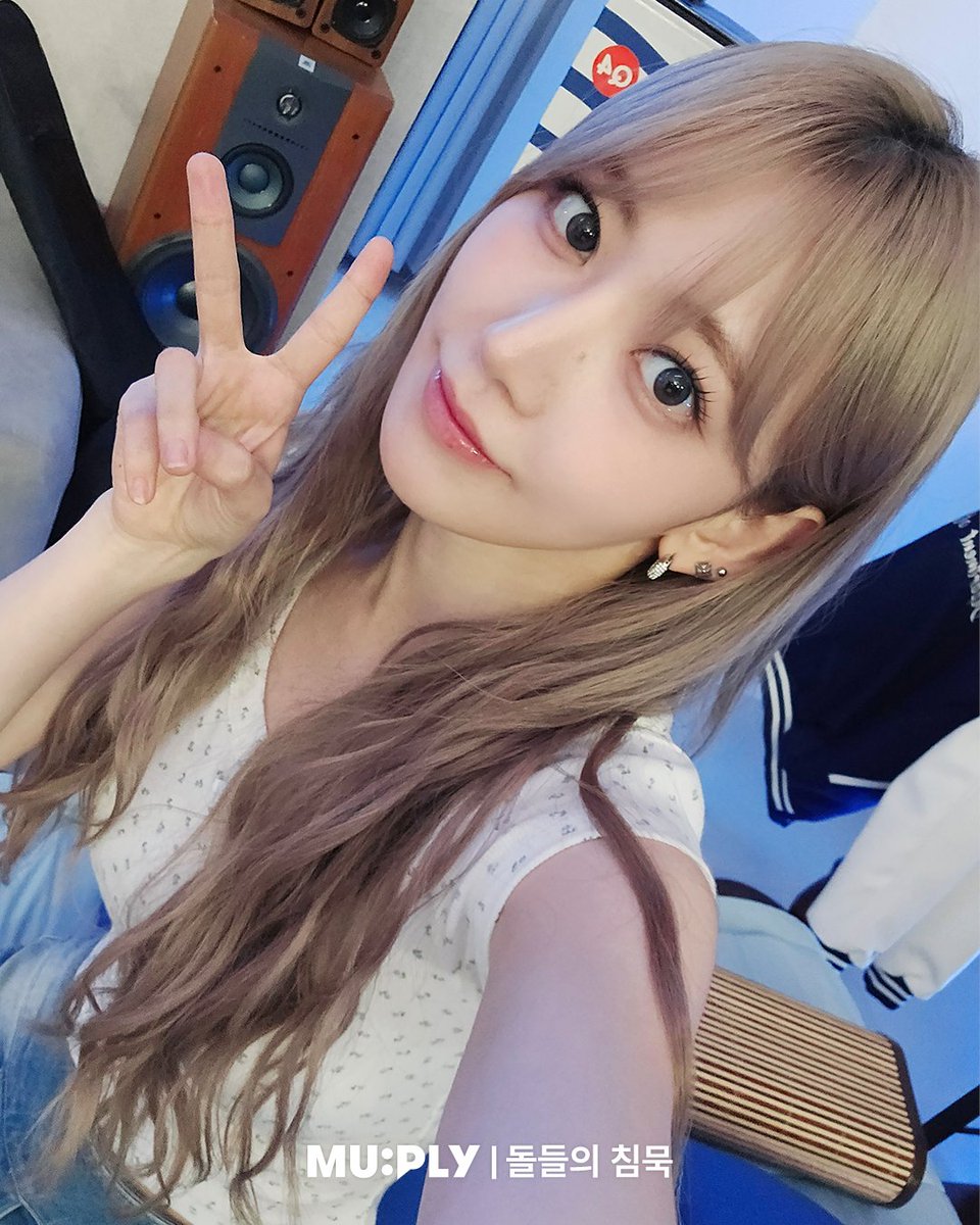 MUPLY_PLAYLIST's tweet photo. #돌들의침묵 | @le_sserafim
너 미쳤어?
그래. 나 완전 핌쳤어.

That's my girl😘 that's my girl🤩
크레이지핫걸 르세라핌 선배님들의
셀카 찾아가세요(ʃƪ ˘ ³˘)♡

👇 돌들의침묵 르세라핌 편 아직 안 본 사람~
https://t.co/8LLxoah2F0
#LESSERAFIM #르세라핌 #CRAZY https://t.co/L12oCzNhBI