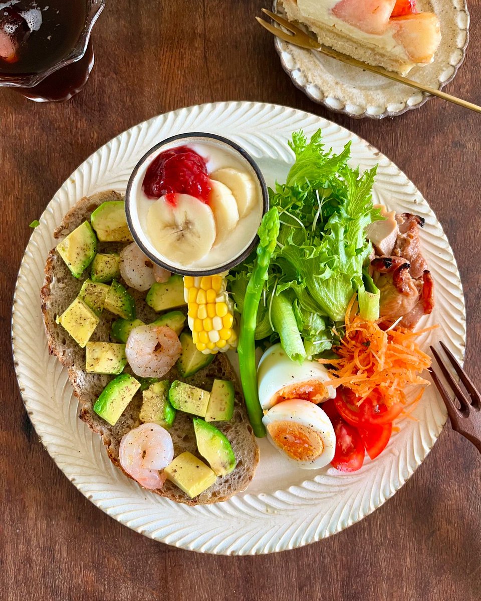 今日の朝ごはんは
アボカドと海老のオープントースト🥖
．

マヨやチーズのせても美味しいけど
今朝はシンプルに⚪︎
．
………………………………………………
#朝ごはん #朝食 #お料理 #パン
#朝ごはんプレート #朝食プレート
#朝ごはん記録 #朝ごはんメニュー
#ワンプレート朝食
