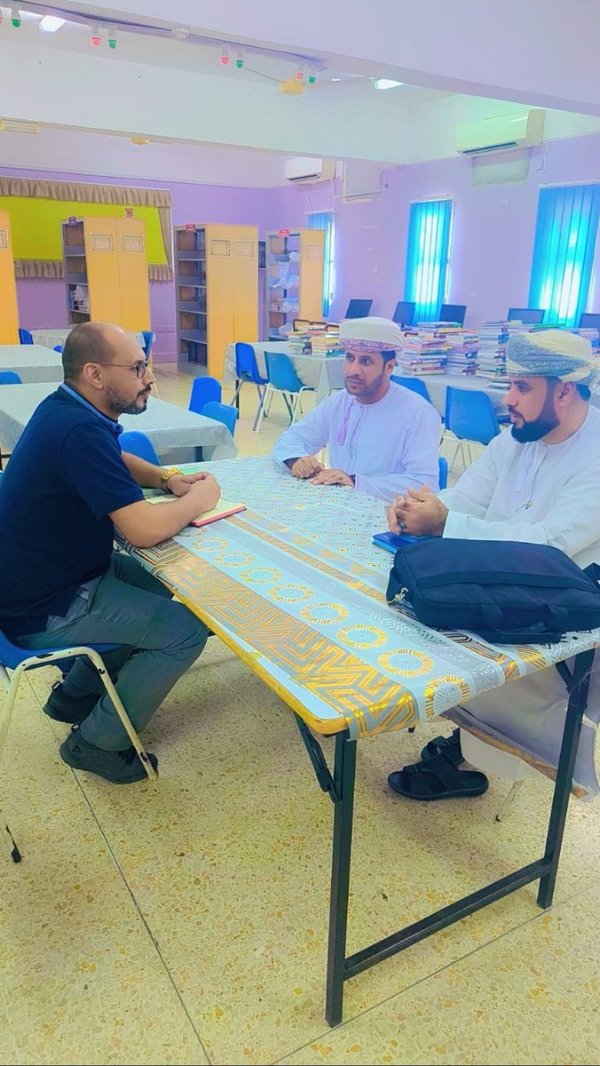 جانب من زيارة الأستاذ خالد المزيني مشرف اللغة العربية
حيث تضمن جدول الزيارة:
١.  تنفيذ زيارات إشرافية لبعض معلمي قسم اللغة العربية، وتقديم المداولات الإشرافية لهم.
٢. الإجتماع بمعلمي اللغة العربية ومناقشة المستجدات في المناهج الدراسية ووثيقة التقويم.
