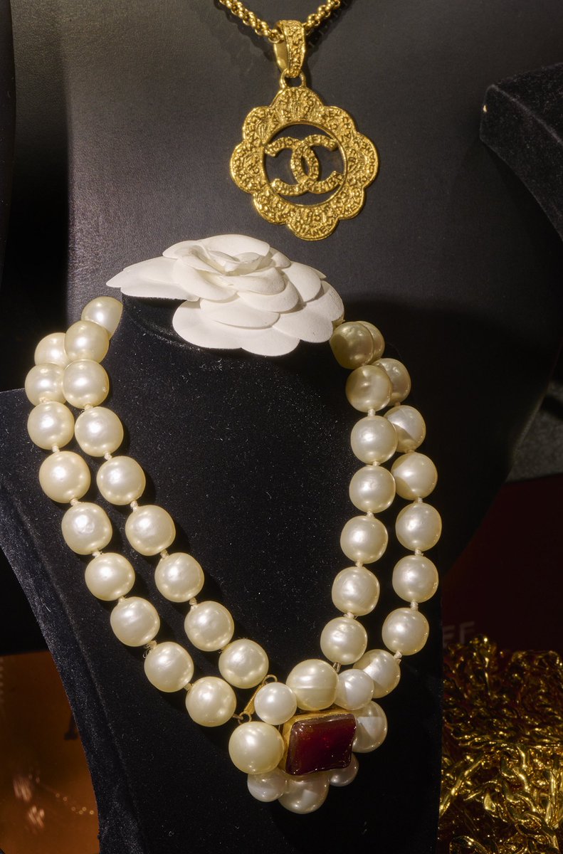 decorativefair's tweet photo. Monday feels a lot nicer with a bit of vintage Chanel. Find yours from @chelseavintagecouture at the Autumn Fair. #vintagechanel https://t.co/aydNZoMc2Z
