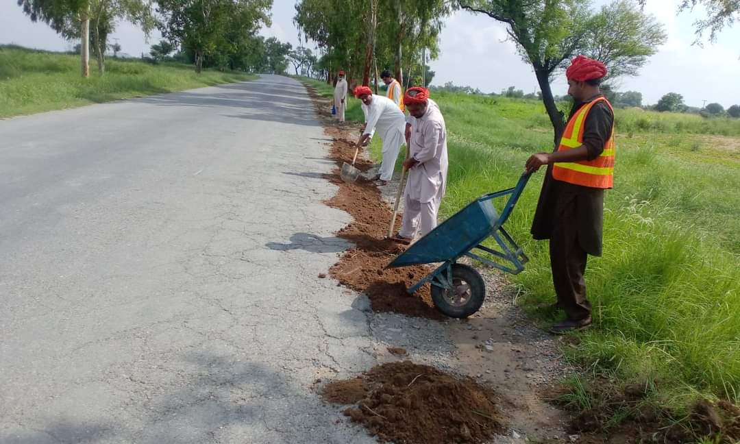 drAlviOfficial's tweet photo. وزیر اعلیٰ پنجاب مریم نواز شریف کا سفری سہولیات کی فراہمی کا مشن 
محکمہ سی اینڈ ڈبیلیو پنجاب مون سون کے موسم میں متحرک 
شاہراؤں میں گڑھوں کو پرُکرنے، جھاڑیوں کے خاتمہ، شاہراہوں کی شولڈرز کی مرمت کا کام لاہور سمیت پنجاب بھرمیں جاری، صوبائی وزیر تعمیرات و مواصلات ملک صہیب احمد بھرتھ
مون سون بارشوں کے باعث تمام اضلاع میں محکمہ سی اینڈ ڈیبلیو کی ٹیمیں فیلڈ میں متحرک ہیں۔ملک صہیب احمد بھرتھ
شاہراہوں کے درمیان گرین بیلڈز کو بھی اپ گریڈ کرنے کا عمل جاری ہے۔ صوبائی وزیر تعمیرات و مواصلات پنجاب