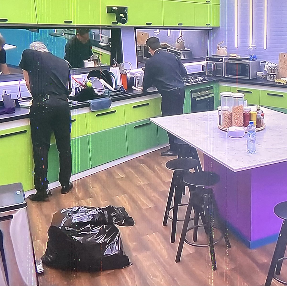 ❌ | Bastante lamentable el trato que les esta dando la producción a los habitantes restantes, a esos habitantes que han logrado aguantar y superar todo ese maltrato psicológico y emocional, el estrés causado por un enfermo mental que infectó y propició un ambiente totalmente