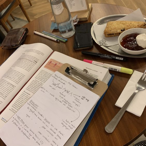 pilatesgirly's tweet photo. study mess https://t.co/Mo2Hg52WEo