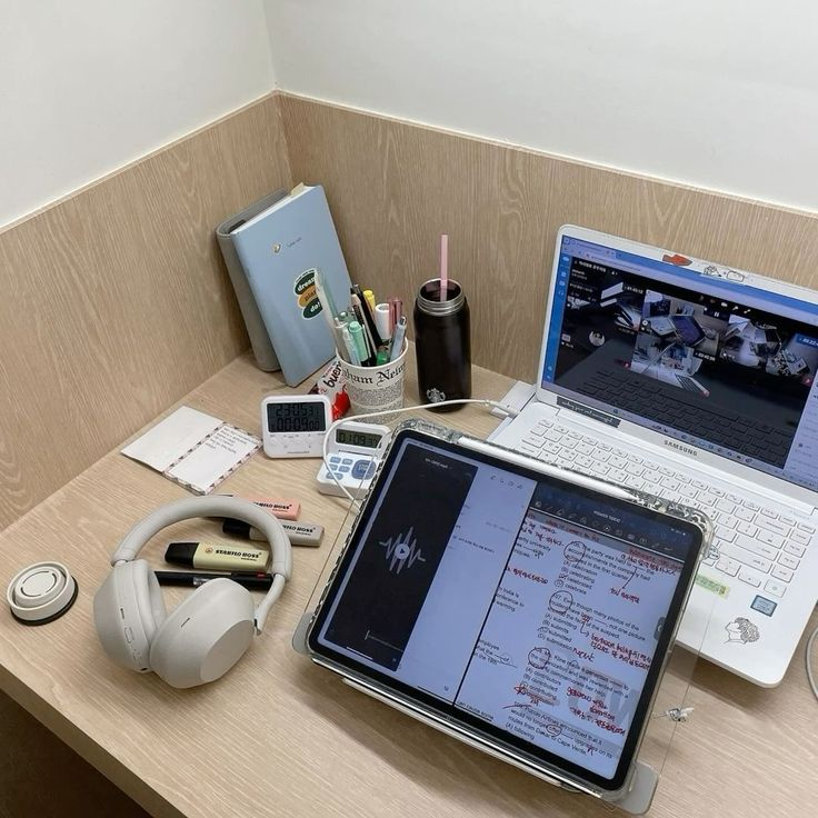 pilatesgirly's tweet photo. study mess https://t.co/Mo2Hg52WEo