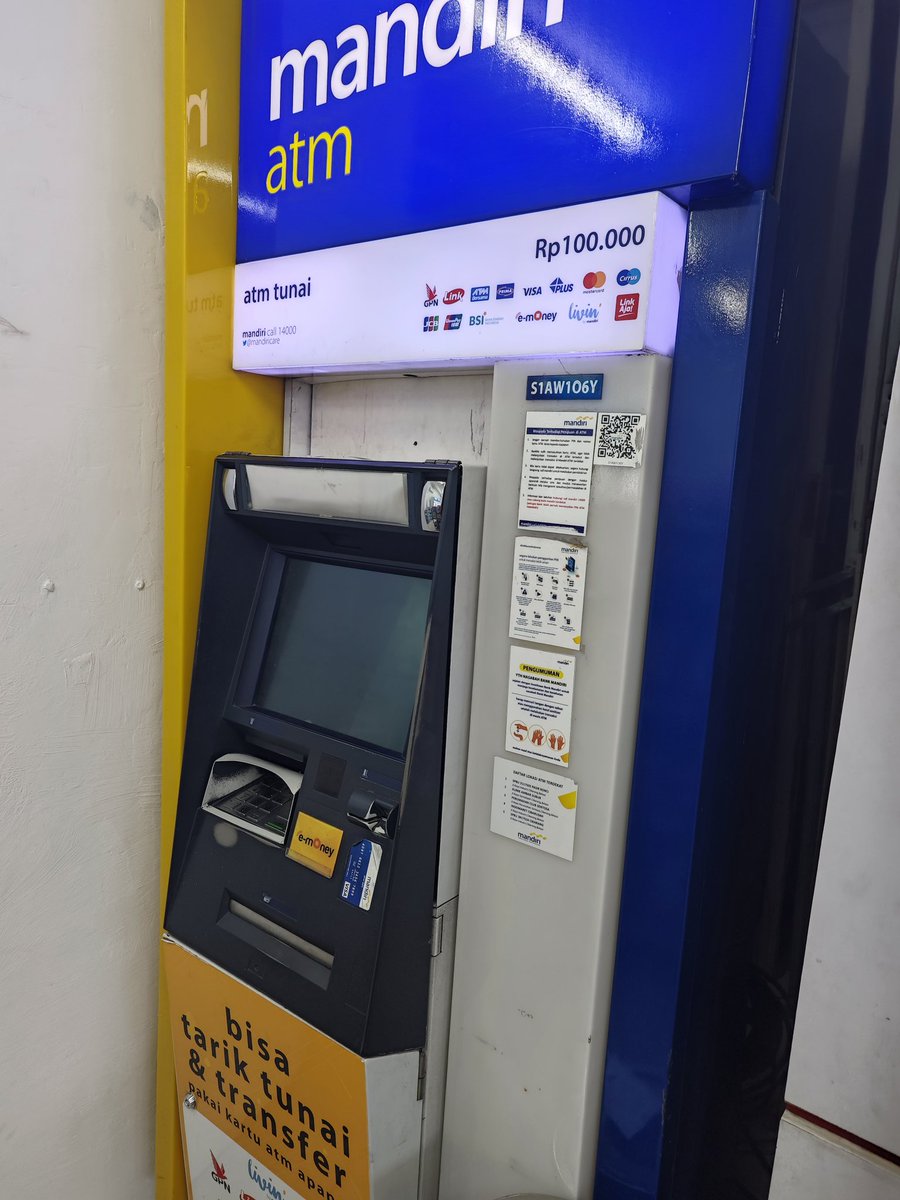 Whikie's tweet photo. @mandiricare tolong ganti mesin ATM ini, fisik kartu atm masih bagus dan valid tapi ga bisa digunakan di ATM ini. 
Lokasi SPBU Gemalapik Cikarang https://t.co/UkNSxEadZD