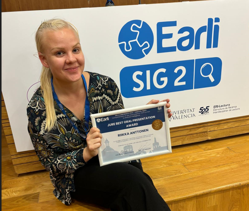 Hooray! <a href="/AnttonenRiikka/">Riikka Anttonen</a> @TampereUni_EDU received best oral presentation award for young researcher at <a href="/SIG2_EARLI/">SIG2 EARLI</a> conference for her dissertation article: Storyfying instructional videos on online credibility evaluation: Examining engagement and learning: doi.org/10.1016/j.chb.…