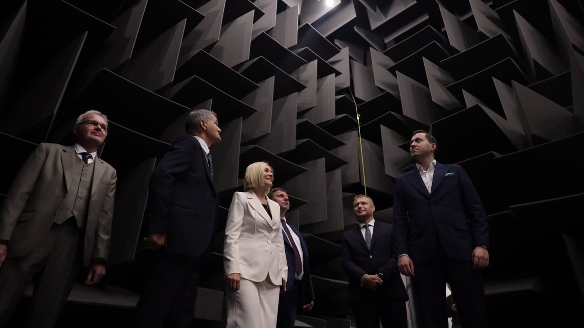 W #Kielce otwarto dziś Kampus Laboratoryjny Głównego Urzędu Miar. To najnowocześniejszy w Polsce ośrodek badawczo-rozwojowy w dziedzinie #metrologia i jeden z najbardziej zaawansowanych w Europie. Jego unikatowy potencjał wzmocni współpracę świata nauki z przedsiębiorcami. W