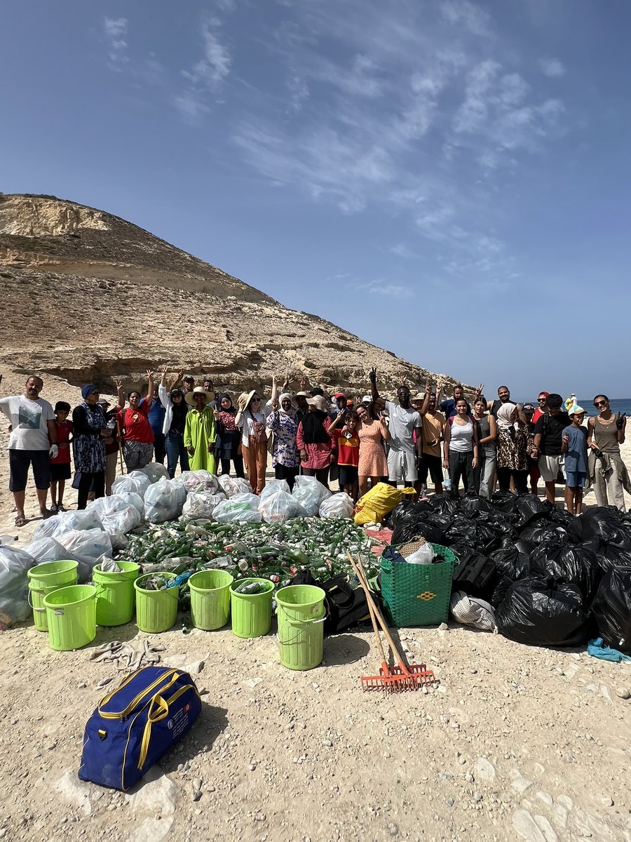 Clean up - Cap Zebib 🧤
Le 8 septembre en collaboration avec @tunisie_recyclage et @beyondplasticmed nos bénévoles ont collectés plus de 65 sachets de déchets divers, 20 sachets de déchets recyclables et plus 700 bouteilles en verre. 
Total :1 tonne et 400 kg de déchets #TCU