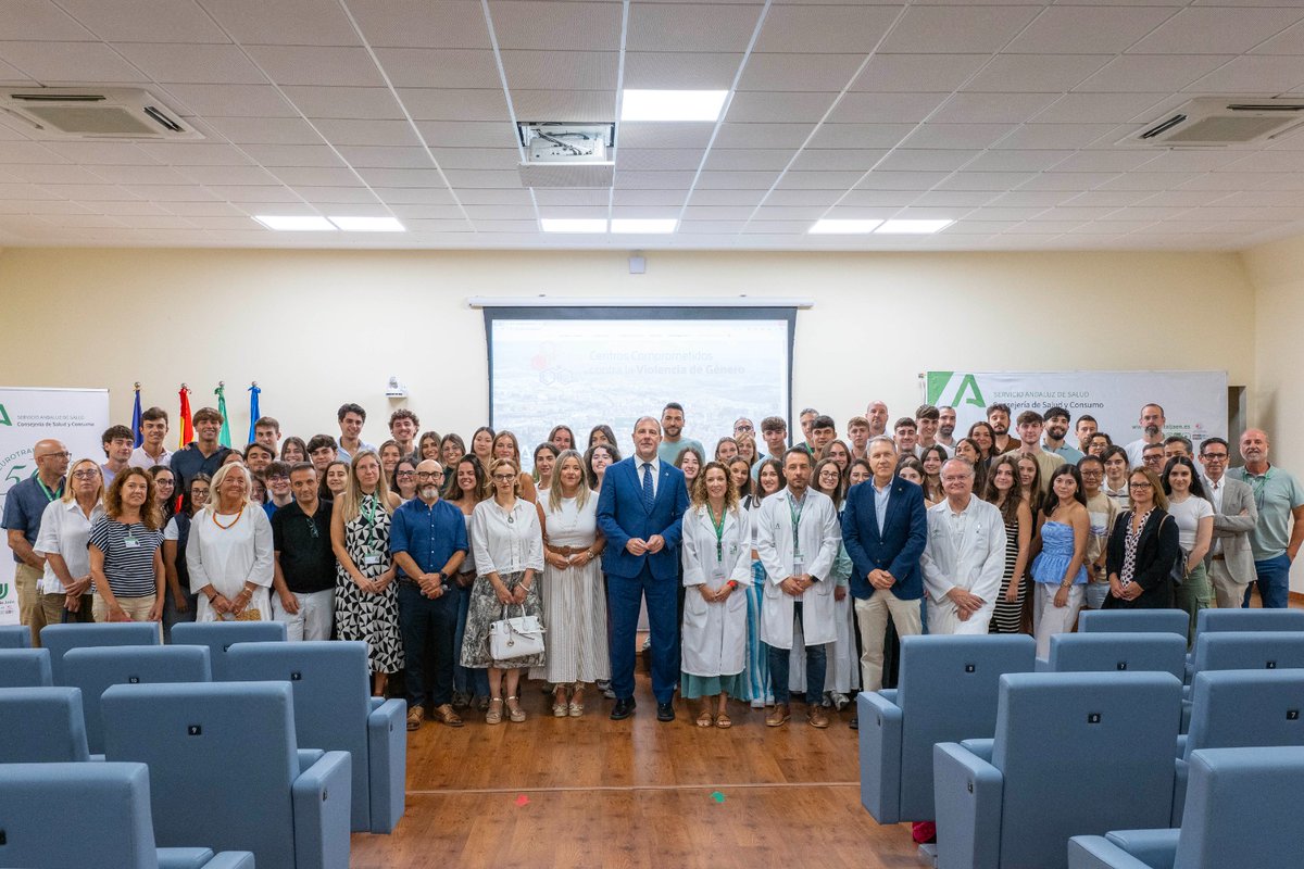 JaenJunta's tweet photo. 🏥 El Hospital de Jaén acoge a los 60 nuevos alumnos en prácticas de Medicina.

La delegada territorial de @saludand, @eggonzalez78, y el rector de la @ujaen, Nicolás Ruiz, han dado la bienvenida a los estudiantes. https://t.co/J49iT907fX