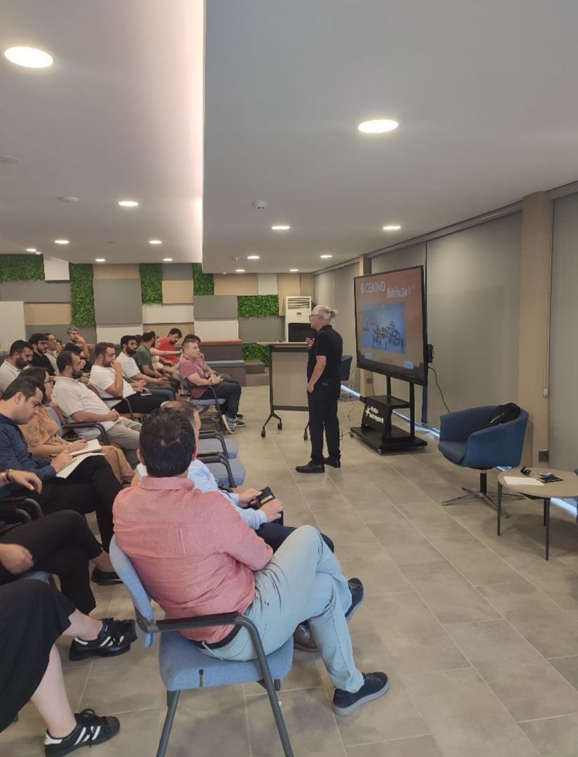 GLOBALNETcomtr's tweet image. #Bitrix24 Eğitimlerimiz hızla devam ediyor 🚀 GLOBALNET olarak Bitrix24 CRM eğitimlerimizle müşterilerimize dijital dönüşüm yolculuklarında destek oluyoruz! ✨
İşte eğitimlerimizden bazı kareler!
#GLOBALNET #CRM #DijitalDönüşüm #İşSüreçleri  #Teknoloji
