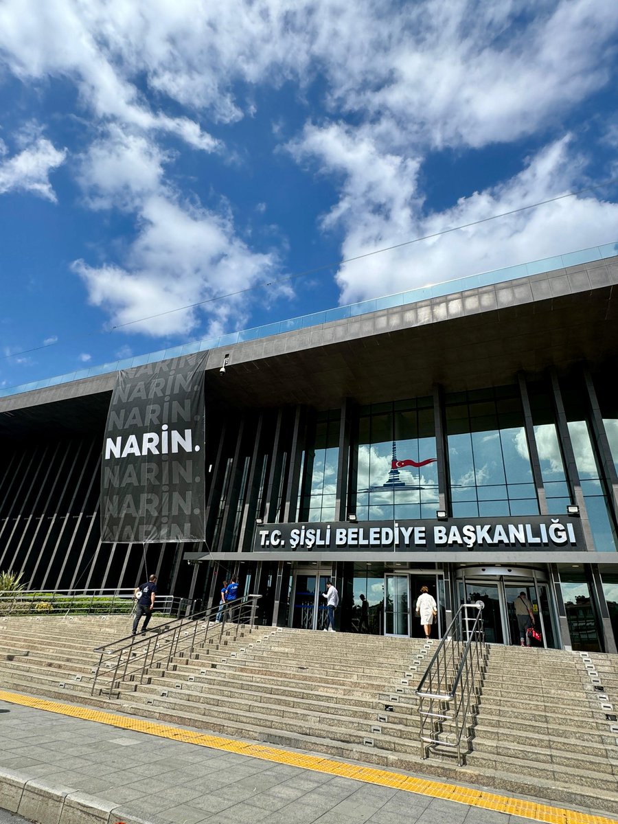 Şişli Belediye Başkanı Resul Emrah Şahan, Diyarbakır’da katledilen 8 yaşındaki Narin Güran için üzerinde ‘Narin.’ yazılı siyah pankartı Belediye Binasına astırdı.