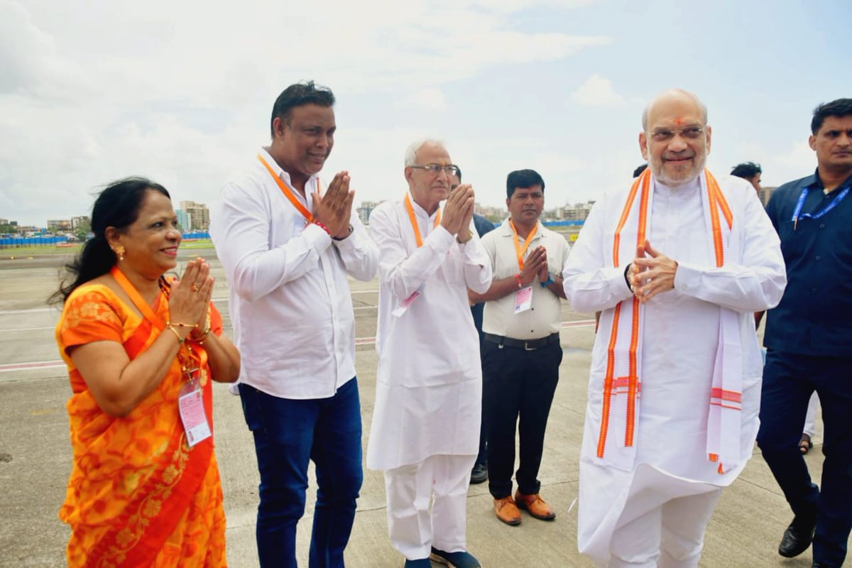 Delighted To Meet Our Beloved Most Respected Honourable Home Minister Shri. Amit Shah Ji And BJP National General Secretary Vinod Tawde  Ji At Mumbai Airport Thank You BJP Mumbai And MLA Smt Vidya Thakur Ji. <a href="/BJP4Mumbai/">BJP Mumbai</a> <a href="/AmeetSatam/">Ameet Satam</a> <a href="/Dev_Fadnavis/">Devendra Fadnavis</a> <a href="/VidyaThakurBJP/">Vidya Thakur</a> <a href="/pawantripathi_/">Pawan Tripathi</a>