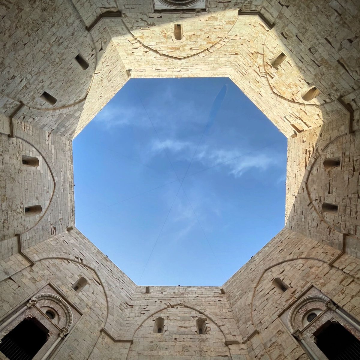 La luce, il vento, la pietra, le ombre, la geometria, il respiro, la vertigine, la storia, la condivisione.

Grazie <a href="/marileda/">marileda</a> per aver dato forma a un sogno (come in Incontri ravvicinati del terzo tipo) instagr.am/p/C_sHqQ_MlRo/