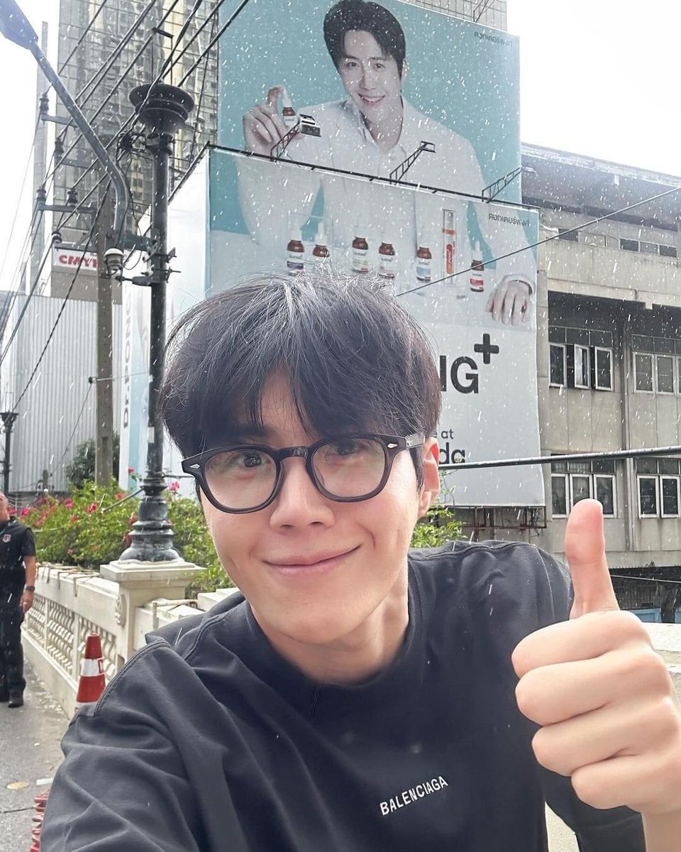 ว่าไปในรูปฝนตกแต่เหมือนหิมะเบาๆอยู่นะ ทำไมอโศกที่ถูกถ่ายโดยพิซอนมันละมุลขนาดนี้😄

รอบนี้มาไวไปไว ปีนี้พี่จะมาอีกไหมนะ #คิมซอนโฮ