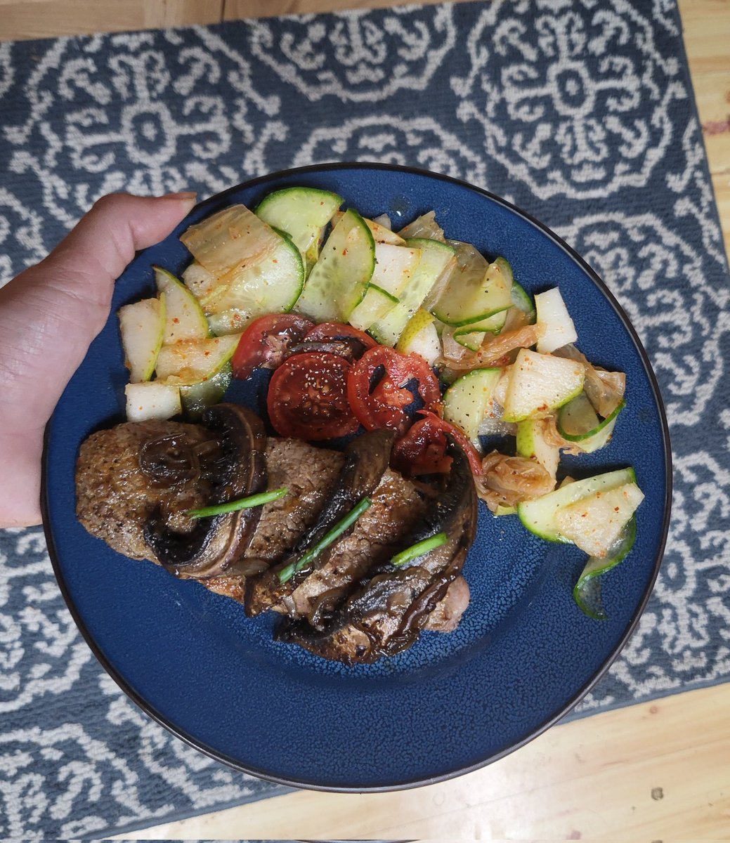 Let her cook :)) 

Seared steak with sauteed portobello mushrooms, shallots, and garnished with green onions I grew! A cucumber, kimchi, and pear salad 💚 with rice vinegar and tajin, and some fresh homegrown tomatoes. 

Tried some new stuff and yall it was so good